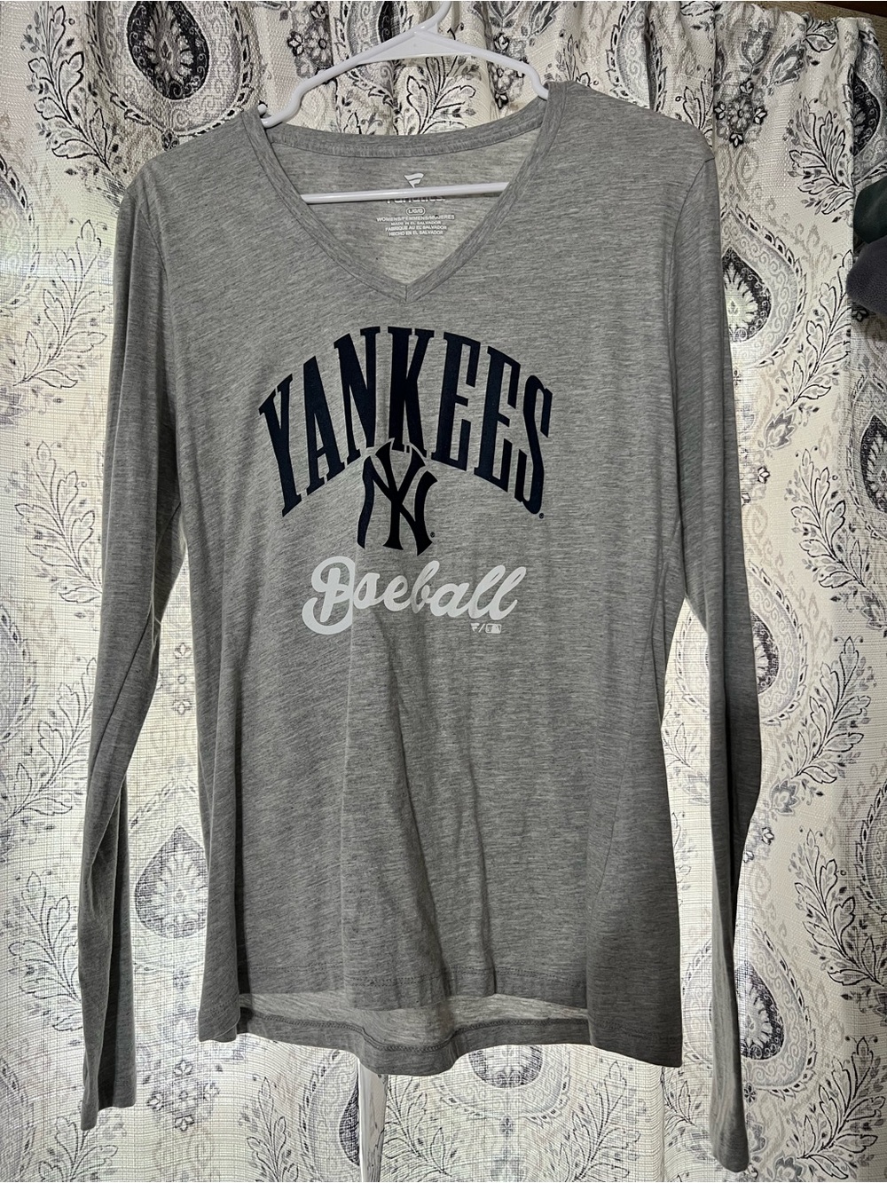 MLB Yankees Gray Long Sleeve V-Neck Tee